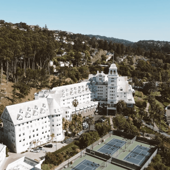 <p>Claremont Resort and Club,<br/>Californie, États-Unis</p>